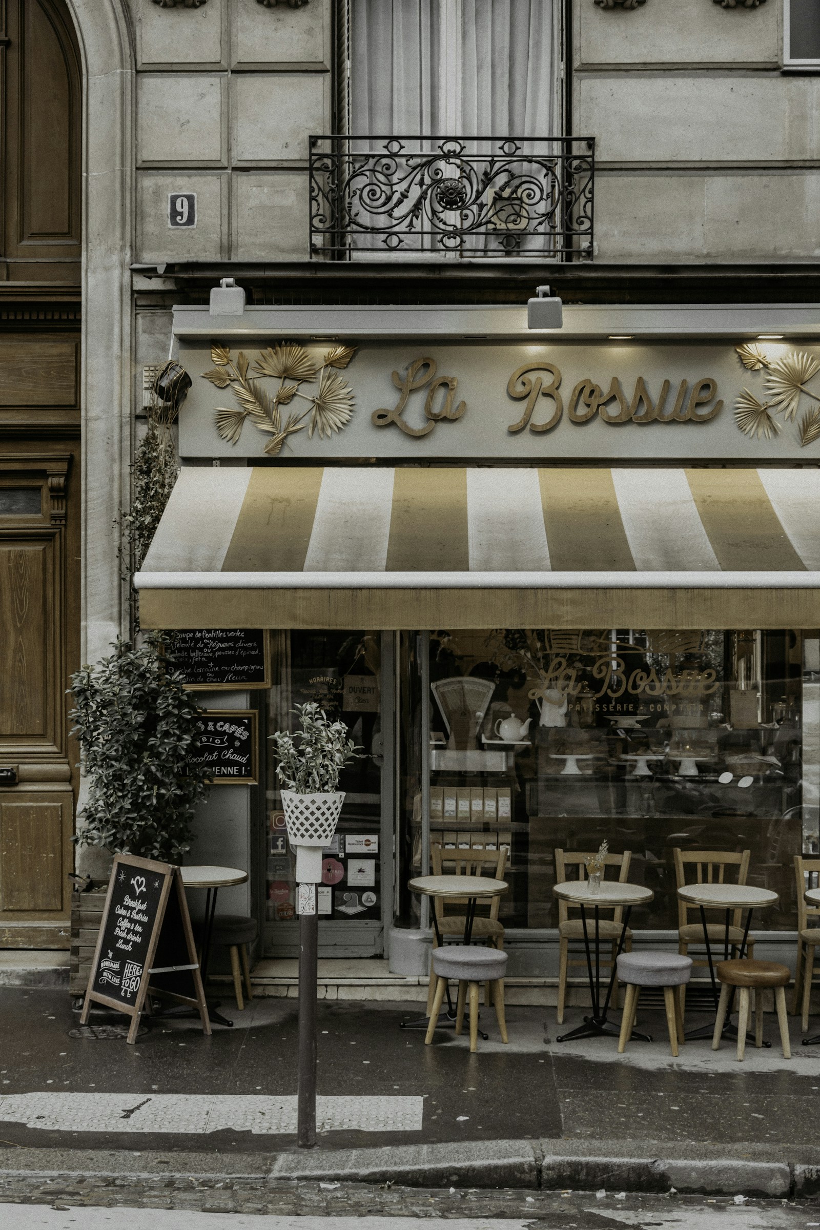 La terrasse et la devanture d’un café de quartier